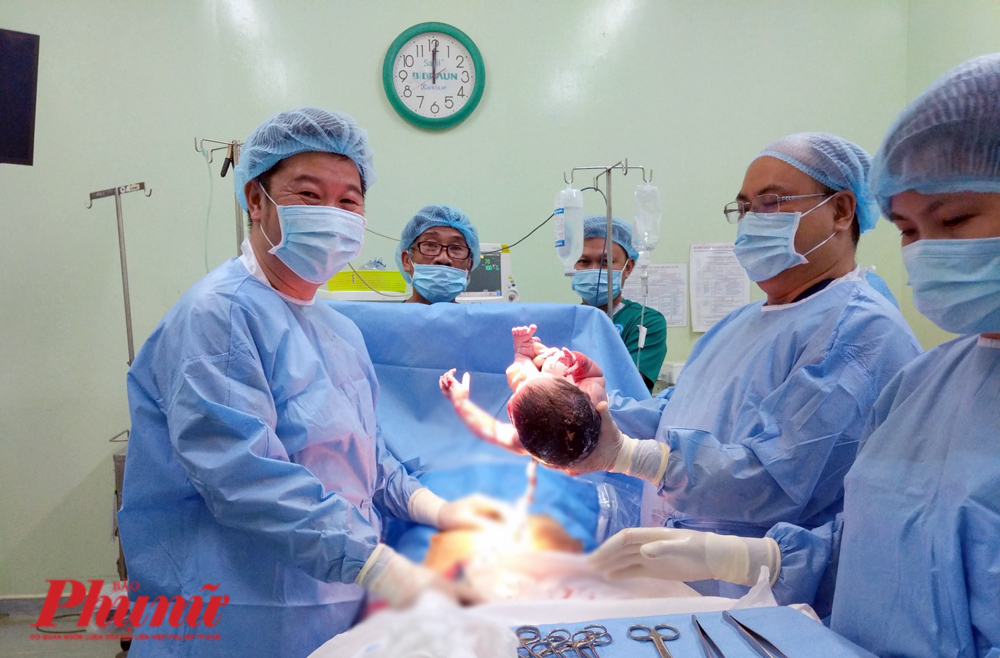 Nữ hộ sinh đọc thơ chúc xuân Canh Tý cho các mẹ bầu vào đêm giao thừa Bé trai 4,1 kg con của chị Nguyễn Thị Phương Tâm là một trong 2 bé sinh vào thời khắc đầu tiên của năm Canh Tý 2020