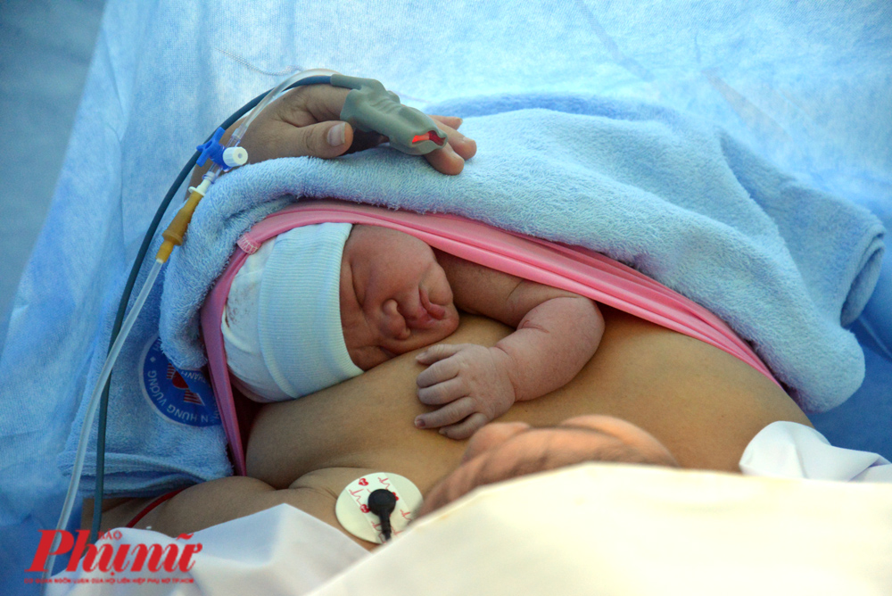 Nữ hộ sinh đọc thơ chúc xuân Canh Tý cho các mẹ bầu vào đêm giao thừa Bé trai 4,1 kg đang nằm áp sát vào ngực mẹ sau khi chào đời