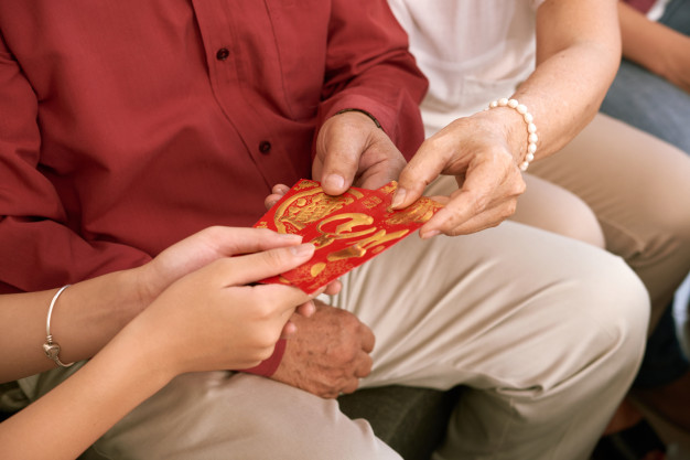 Tục lì xì thú vị và... ái ngại Lì xì người già là một tập tục rất đẹp. Ảnh minh hoạ