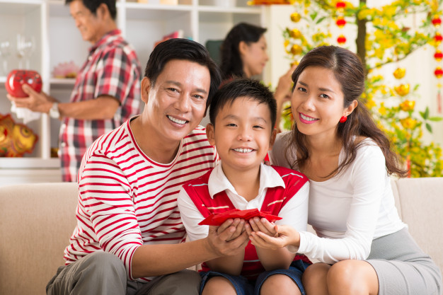 Tục lì xì thú vị và... ái ngại Trẻ nhỏ nhiều khi không biết xoay xở sao với bao lì xì. Ảnh minh hoạ