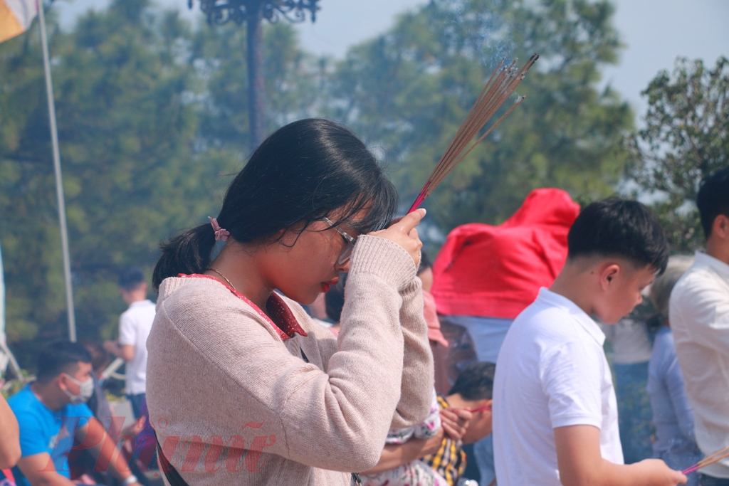 Muôn kiểu đi lễ chùa ngày đầu năm của người Huế Đi chùa những ngày đầu năm mới ở Huế hàm chứa một triết lý sống sâu sắc, gắn với việc xuất hành đầu Xuân, hướng đến cái thiện và cầu mong sự bình an. Bởi vậy, không chỉ có người theo đạo Phật mà nhiều người dân bình thường cũng tìm đến chùa