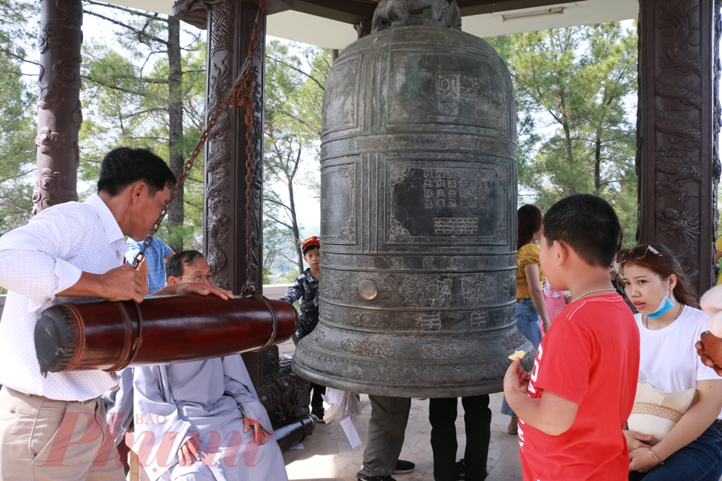 Muôn kiểu đi lễ chùa ngày đầu năm của người Huế Truyền thống của người Huế đi chùa họ mong cầu đó là an lành đến với họ, đến với gia đình và đến với xã hội trong dịp đầu năm. Khi đã có được sự an lành vào đầu năm thì chắc chắn trong suốt năm đó gia đình họ cũng hanh thông và tốt đẹp