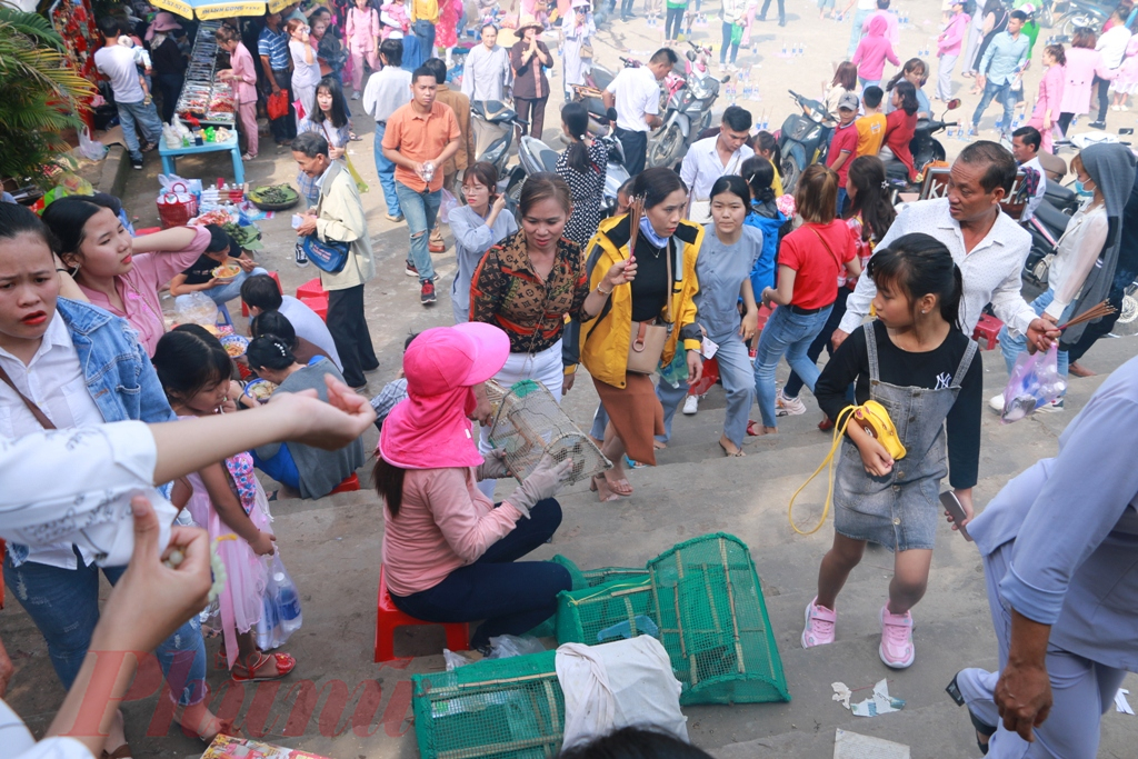 Muôn kiểu đi lễ chùa ngày đầu năm của người Huế Bất chất đường sá vất vả, khó khó đi thế nhưng từ sáng sớm bằng nhiều ngả đường khác nhau người dân tại Huế và các tỉnh phụ cận đã đến đây hành lễ cầu an