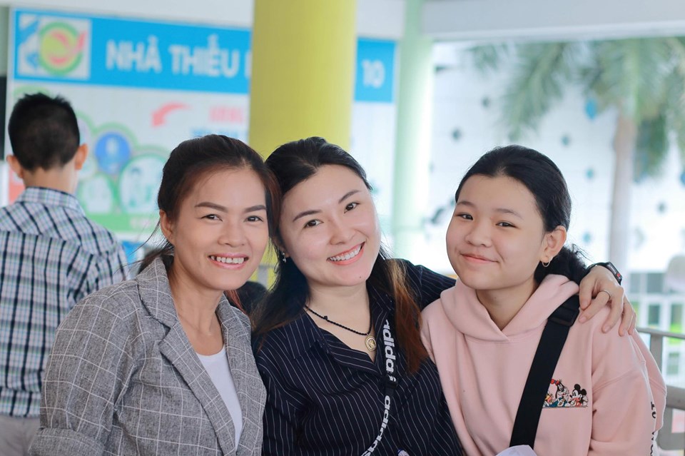 "Xông đất" các nữ ứng viên giải thưởng Nguyễn Thị Định Thái Uyên (giữa) hạnh phục khi thấy mình làm tròn sứ mệnh của năm cũ, chào đón xuân Canh Tý