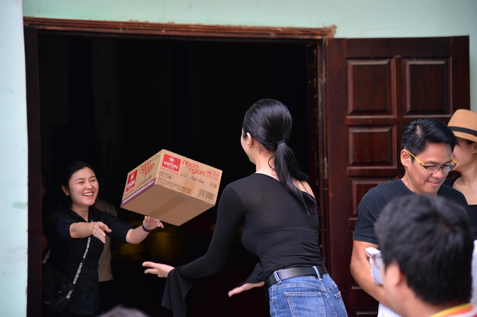 "Xông đất" các nữ ứng viên giải thưởng Nguyễn Thị Định Thái Uyên (trái) trong chuyến trao quà ngày giáp Tết