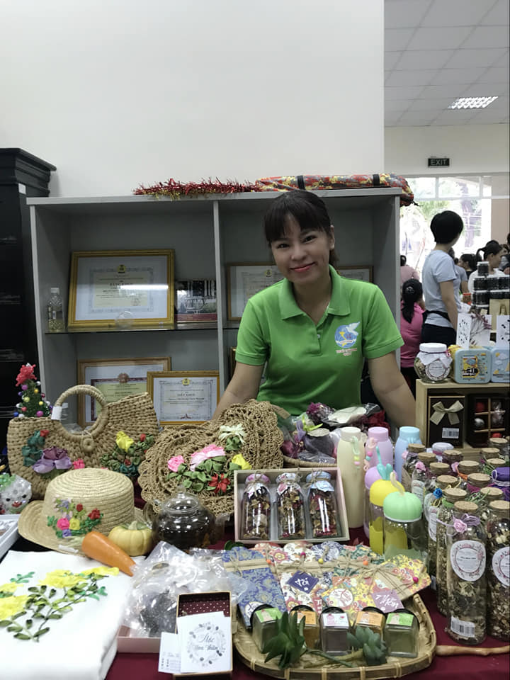 "Xông đất" các nữ ứng viên giải thưởng Nguyễn Thị Định Chị Ngọc Linh giới thiệu các sản phẩm của hội viên phụ nữ phường 13, quận 6