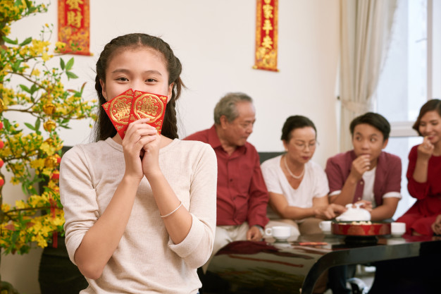 Lì xì làm hư trẻ con Trẻ con đều thích tiền, thích lì xì. Ảnh minh hoạ