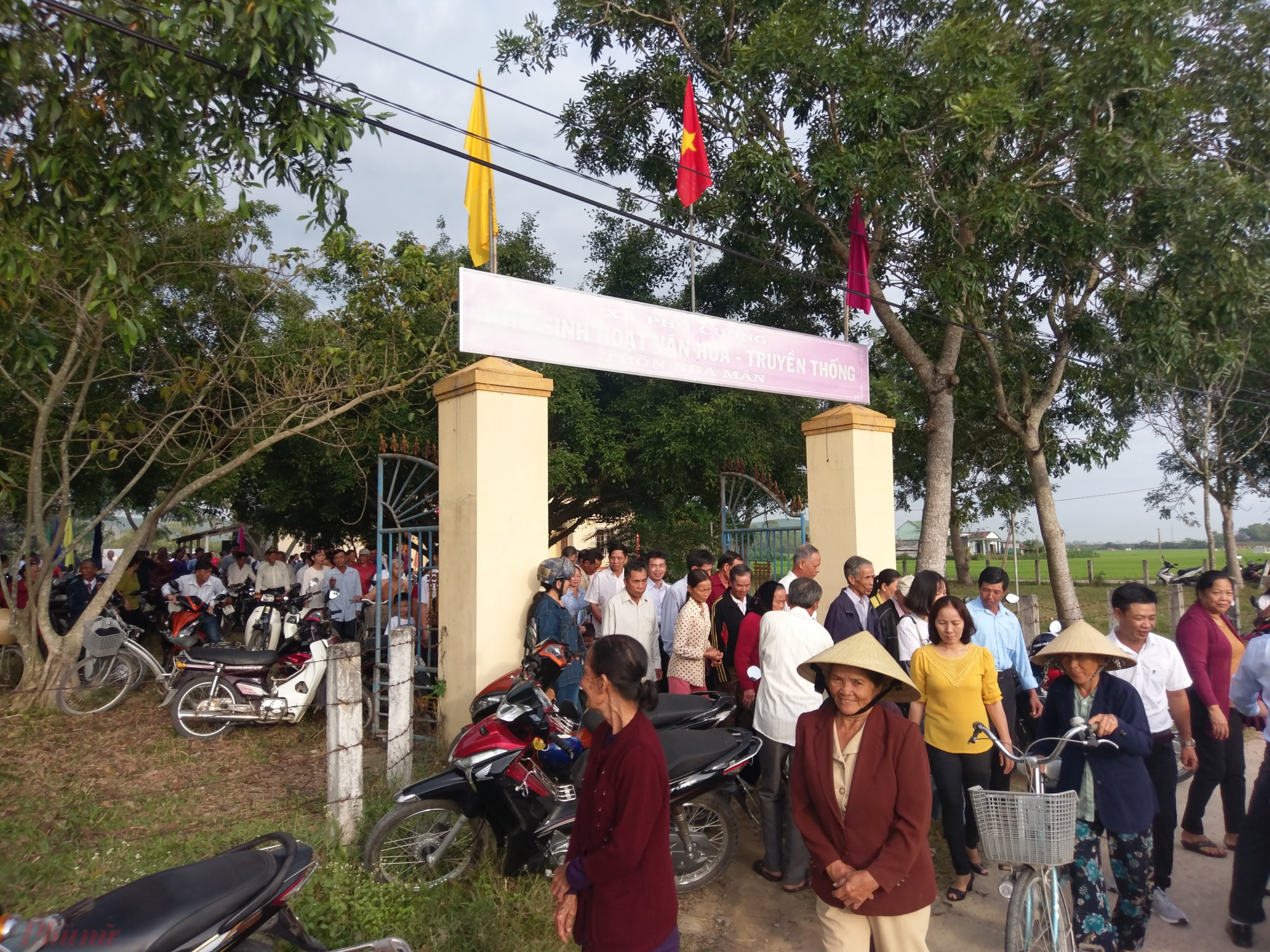 Ngày đầu năm cả làng mặc quần áo mới đi chào cờ, viếng mộ liệt sĩ Hàng trăm người dân có mặt tại nhà truyền thống thôn trong ngày đầu năm.