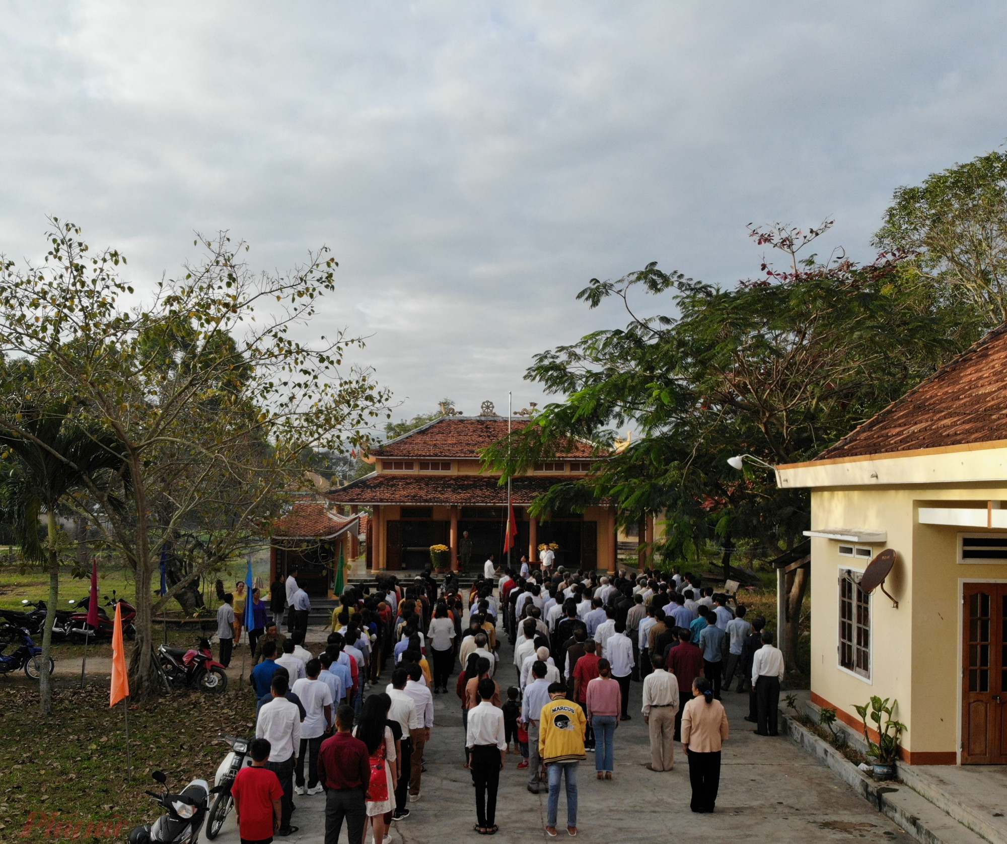 Ngày đầu năm cả làng mặc quần áo mới đi chào cờ, viếng mộ liệt sĩ Sau lễ chào chờ, chính quyền địa phương sẽ đọc thư chúc Tết của lãnh đạo tỉnh, huyện.
