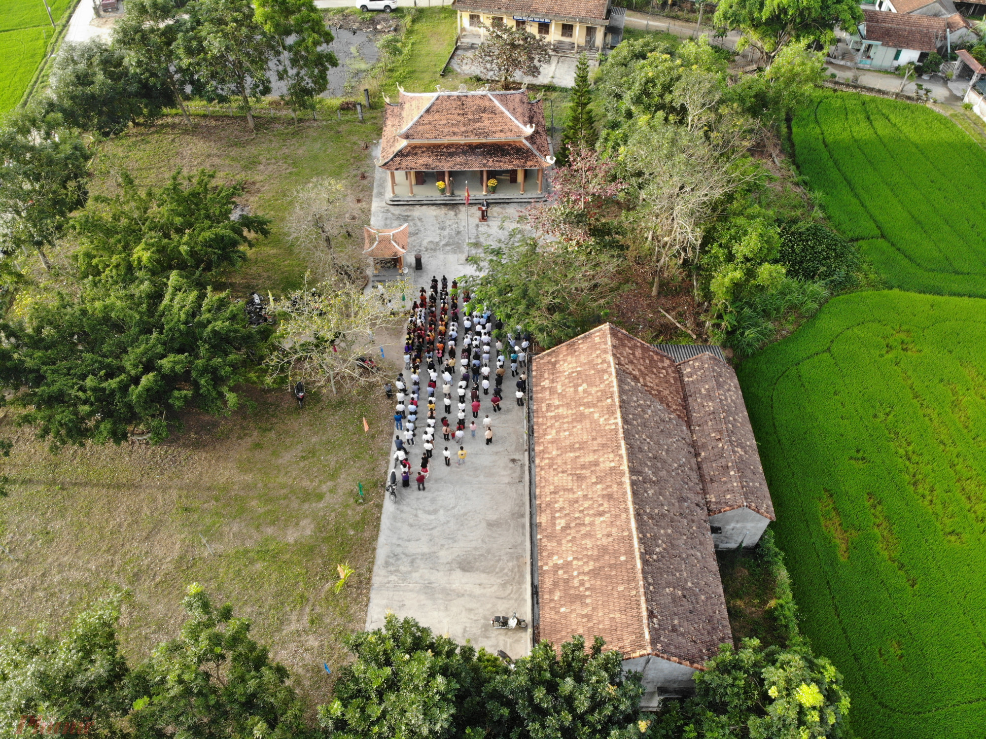 Ngày đầu năm cả làng mặc quần áo mới đi chào cờ, viếng mộ liệt sĩ Nhà truyền thống - đình Nga Mân nơi diễn ra lễ chào cờ đầu năm.