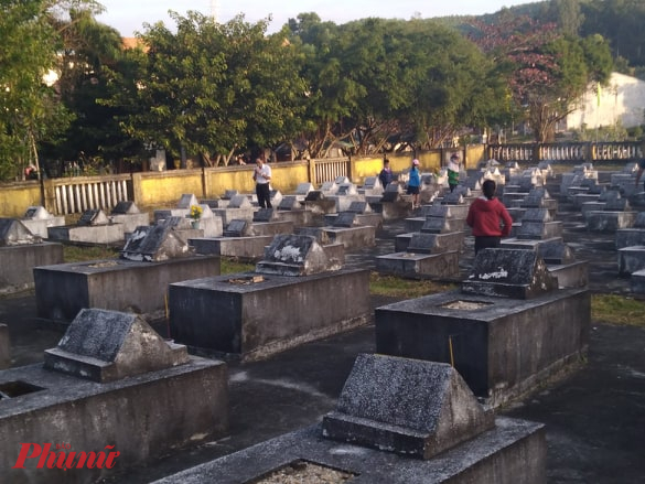 Ngày đầu năm cả làng mặc quần áo mới đi chào cờ, viếng mộ liệt sĩ Sau lễ chào cờ đầu năm, người dân sẽ đi viếng nghĩa trang liệt sĩ xã.