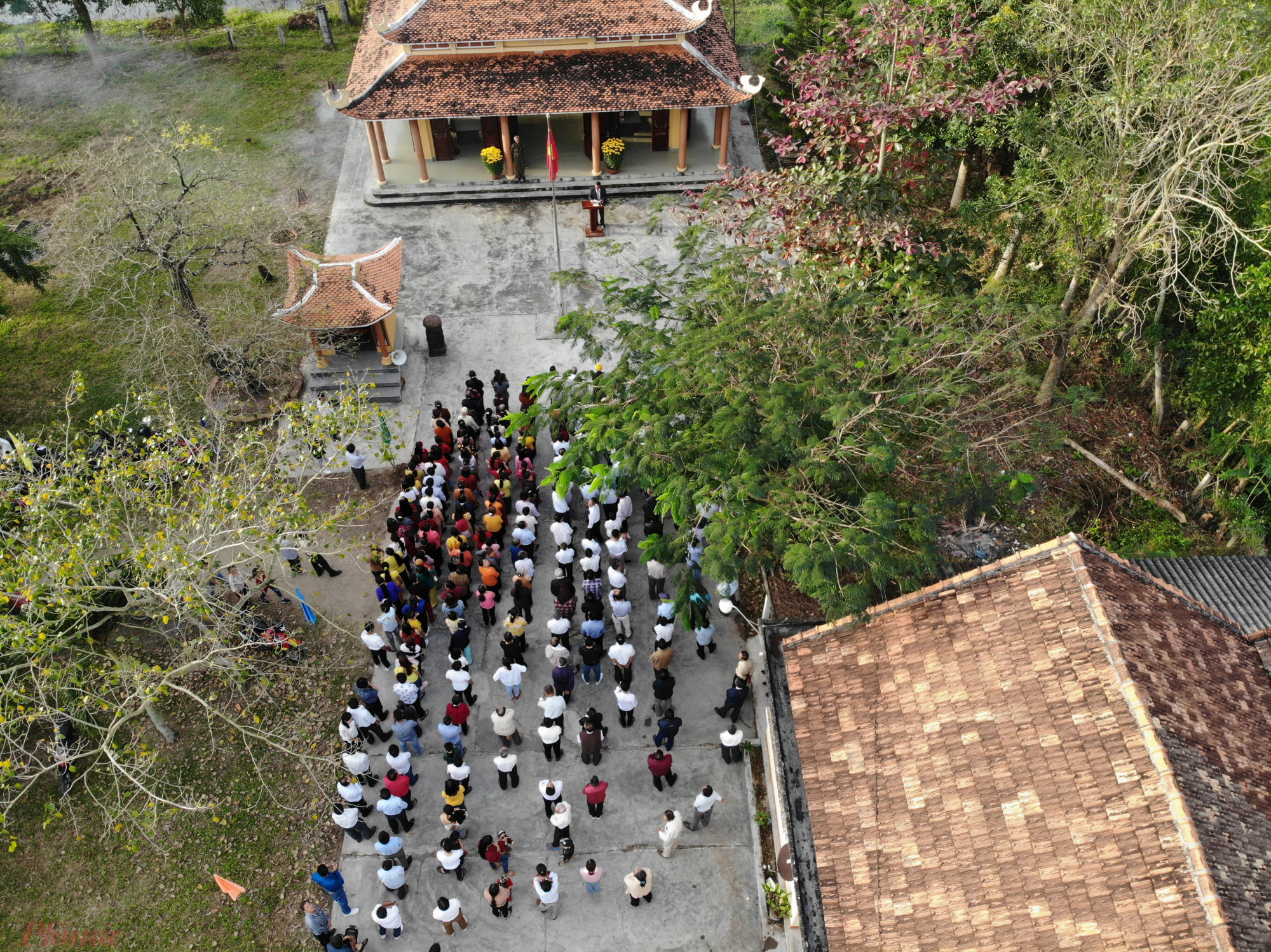 Ngày đầu năm cả làng mặc quần áo mới đi chào cờ, viếng mộ liệt sĩ Chào cờ trong ngày đầu năm mới là truyền thống được người dân thôn Nga Mân duy trì mấy chục năm nay.
