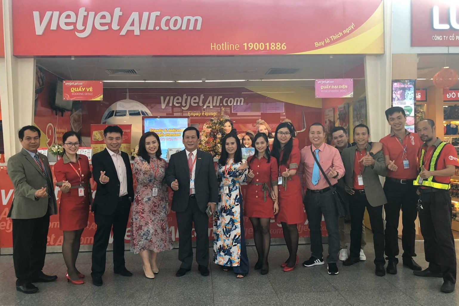 Lãnh đạo Vietjet tặng quà những hành khách đầu tiên của năm mới Ảnh: Vietjet