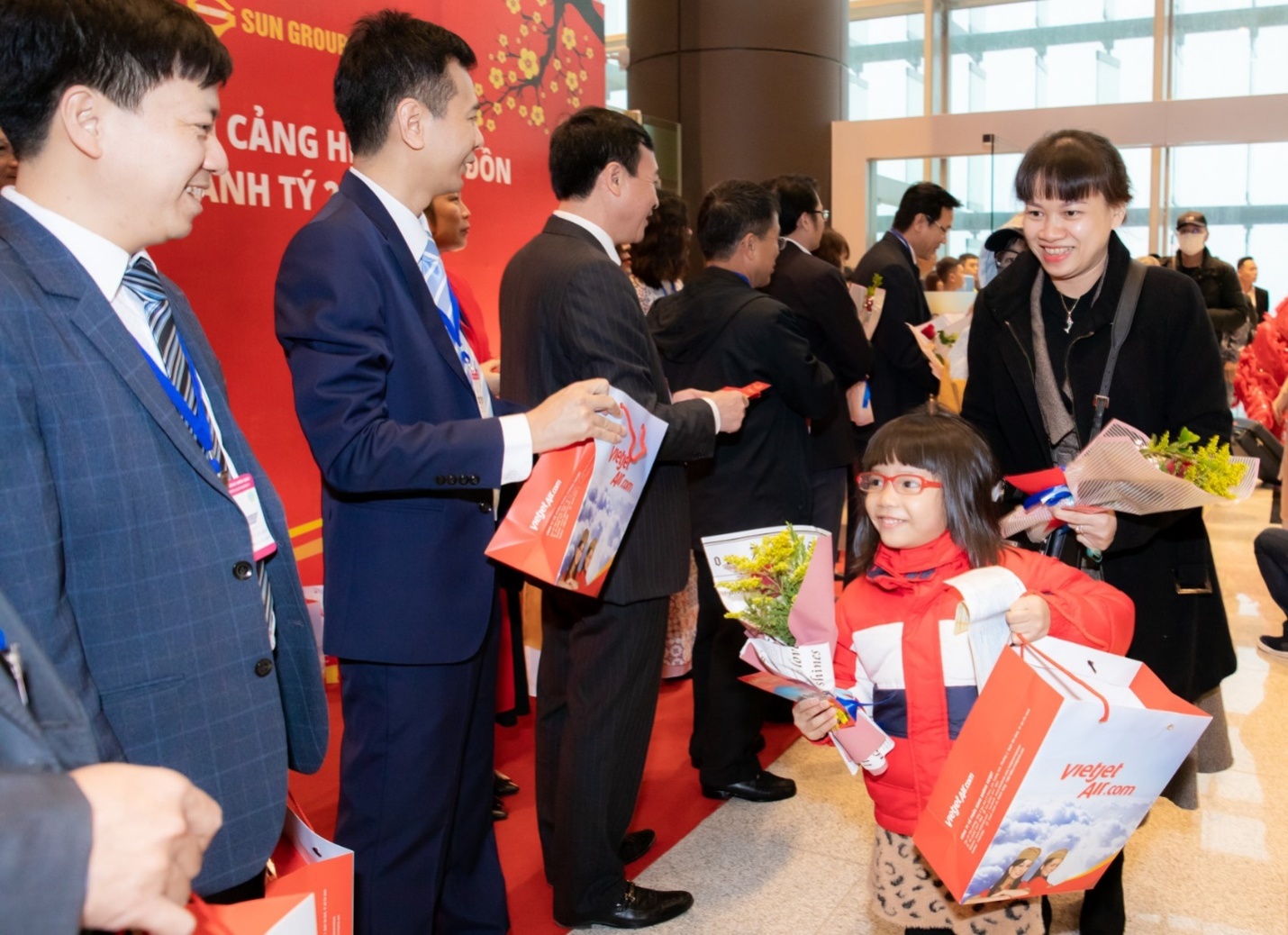 Lãnh đạo Vietjet tặng quà những hành khách đầu tiên của năm mới Ảnh: Vietjet
