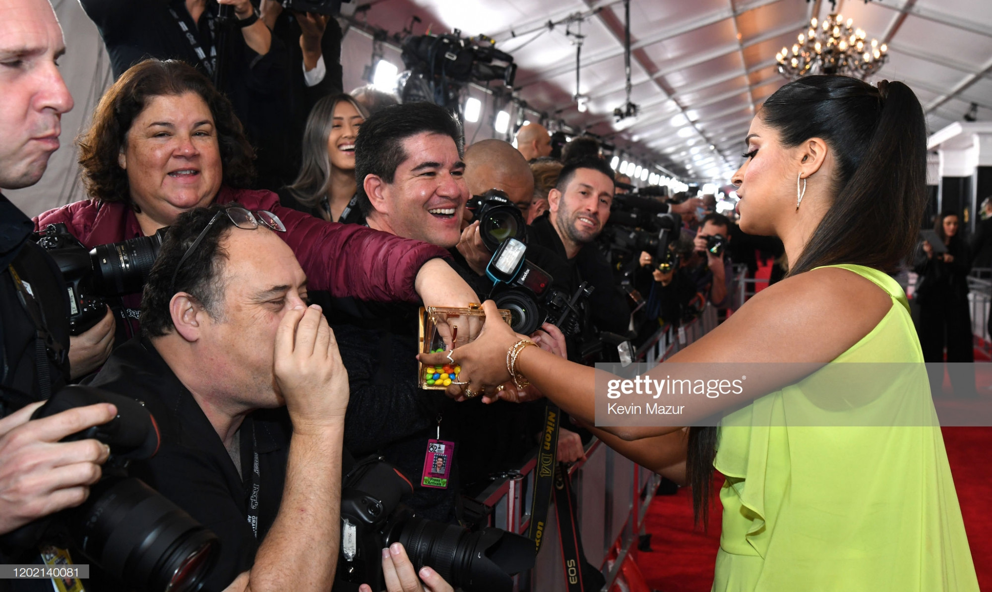Thảm đỏ Grammy 2020: Thông điệp chính trị, trò lố và những bộ cánh đẹp Cô mời phóng viên ăn kẹo ngay tại thảm đỏ