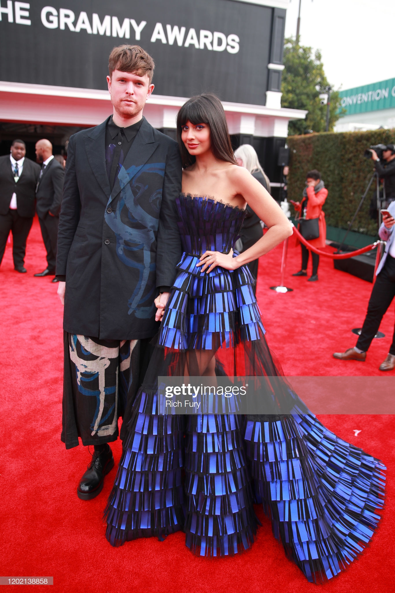 Thảm đỏ Grammy 2020: Thông điệp chính trị, trò lố và những bộ cánh đẹp James Blake và Jameela Jamil với trang phục đẹp mắt