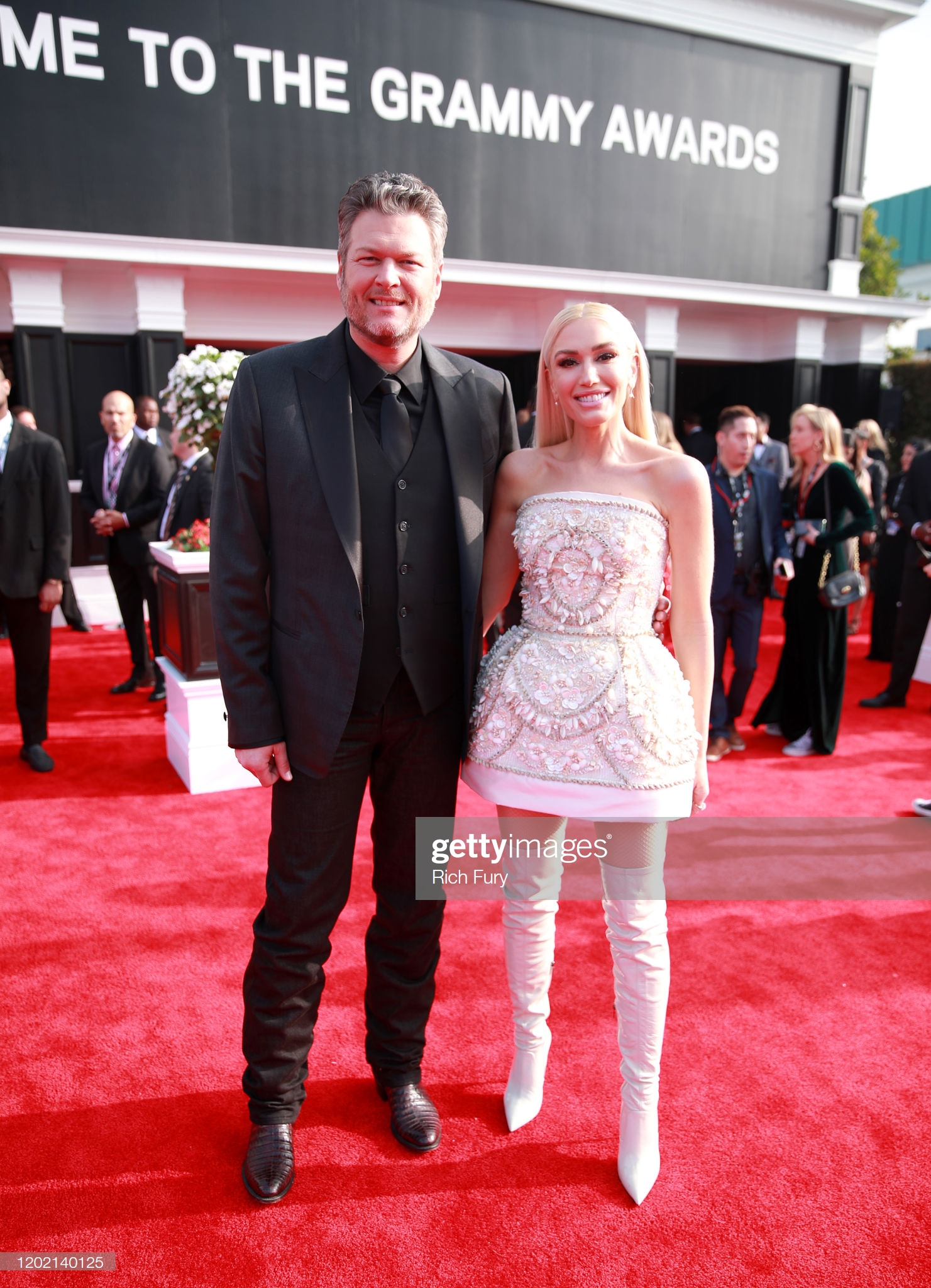 Thảm đỏ Grammy 2020: Thông điệp chính trị, trò lố và những bộ cánh đẹp Gwen Stefani và Blake Shelton