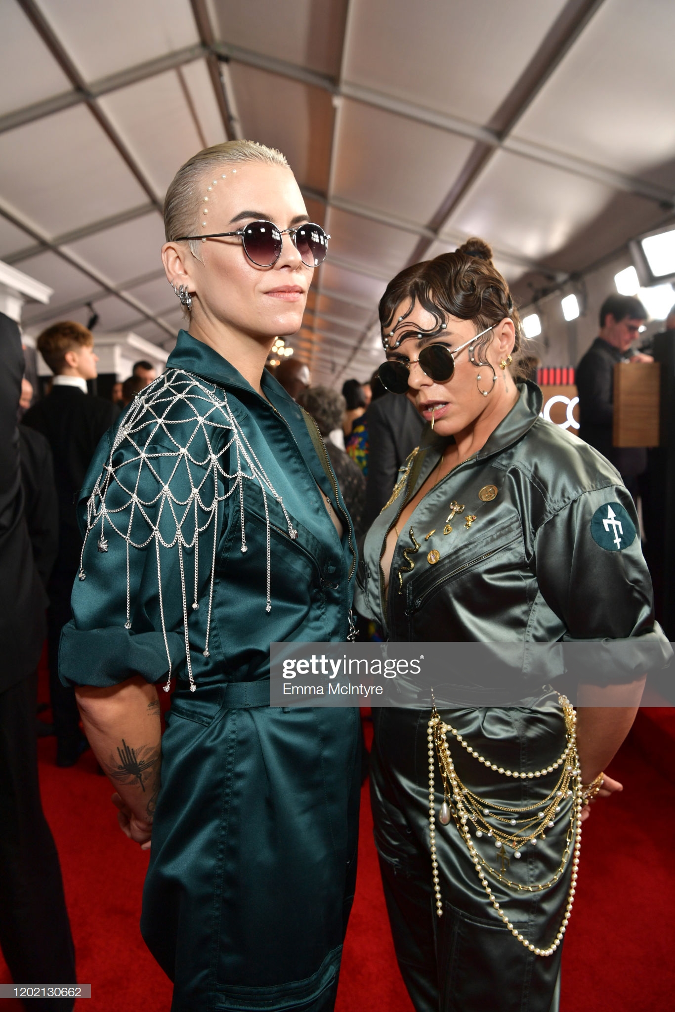 Thảm đỏ Grammy 2020: Thông điệp chính trị, trò lố và những bộ cánh đẹp Cặp đôi