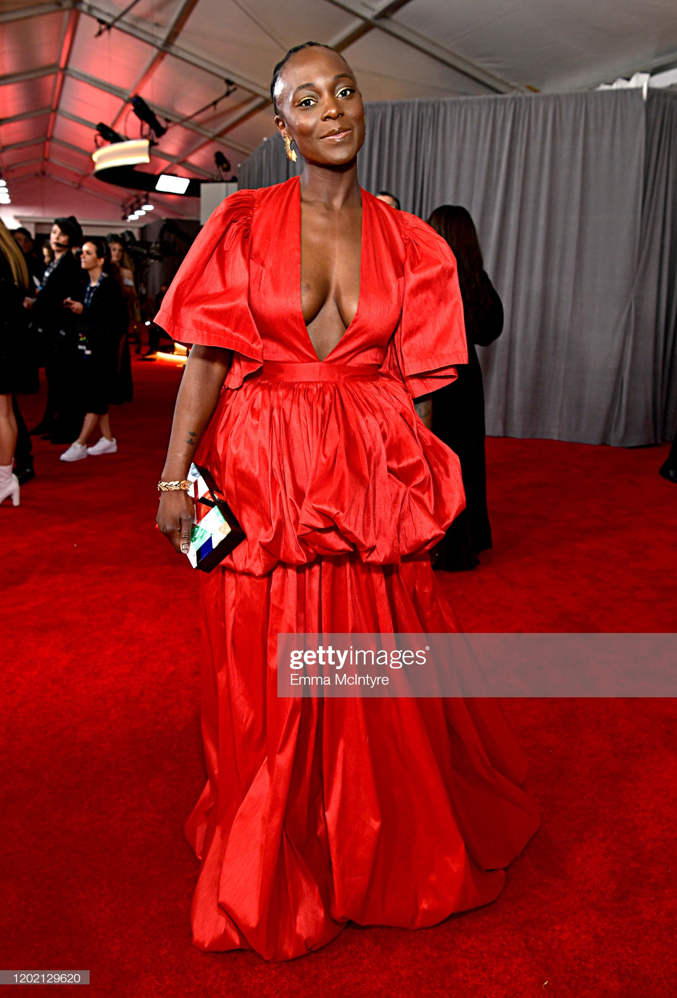 Thảm đỏ Grammy 2020: Thông điệp chính trị, trò lố và những bộ cánh đẹp Nữ ca sĩ Nathalie Joachim chọn chiếc đầm đỏ rực với phần cổ khoét sâu khoe được vòng 1.