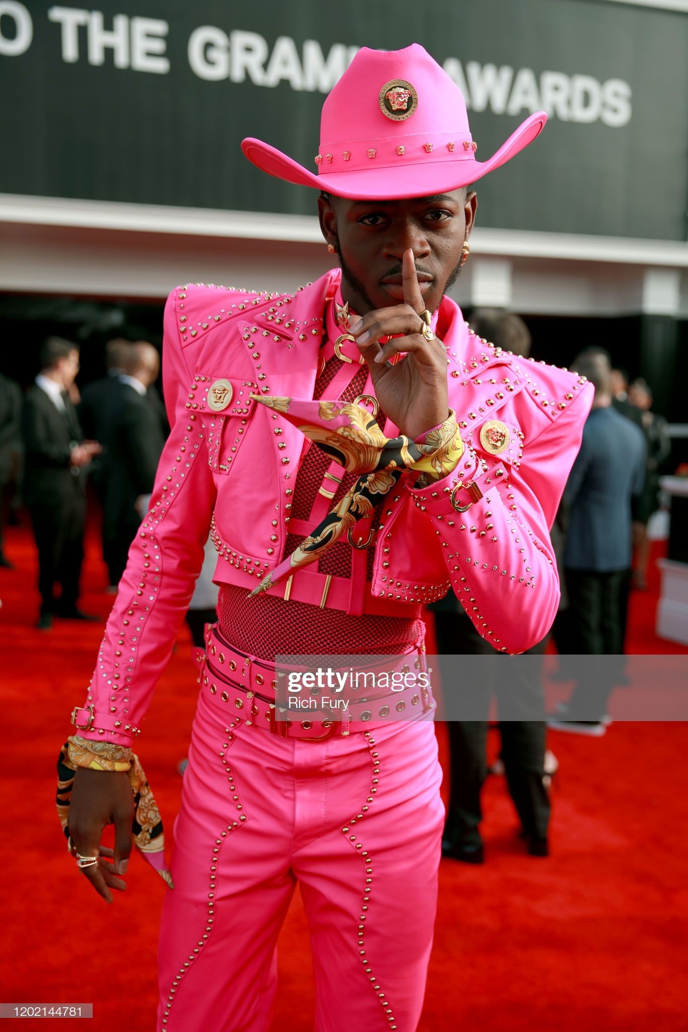 Thảm đỏ Grammy 2020: Thông điệp chính trị, trò lố và những bộ cánh đẹp Lil Nas X với trang phục không thể nổi bật hơn
