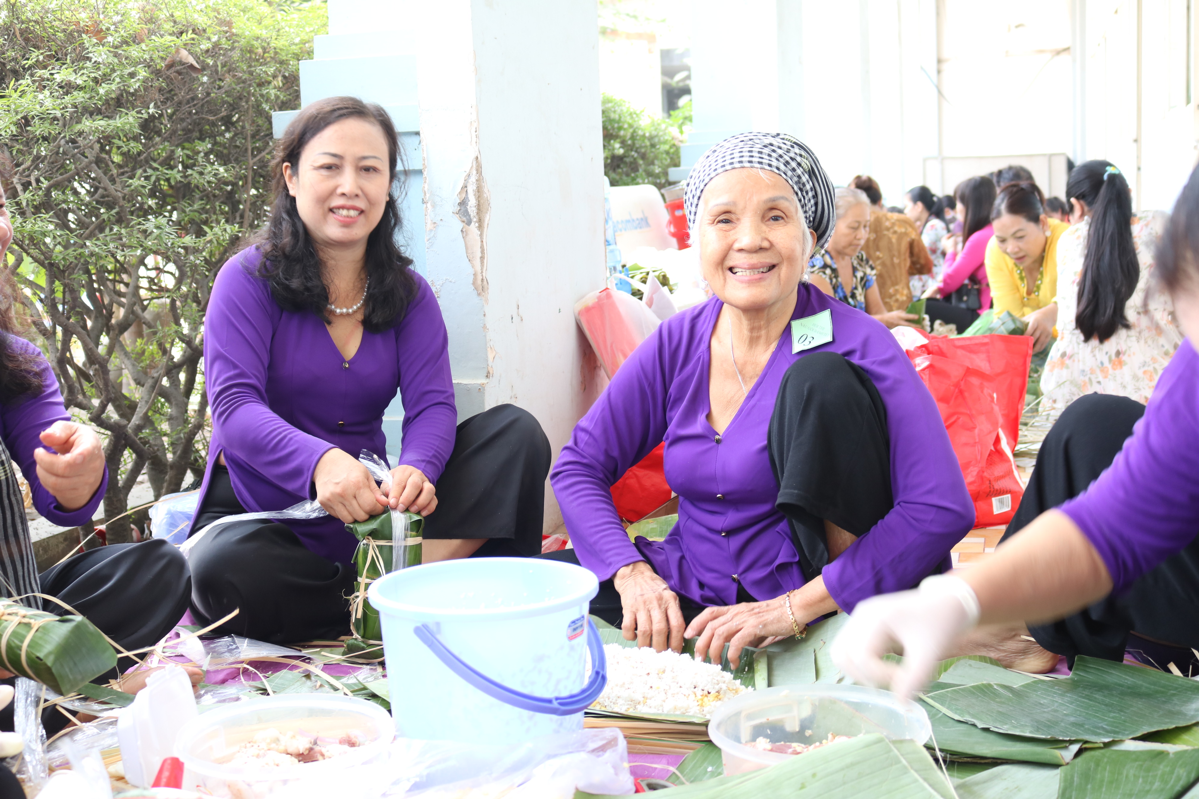 Người già giữ Tết 74 tuổi, dì Hồng (bìa phải) vẫn lui cui ngồi gói bánh tét.