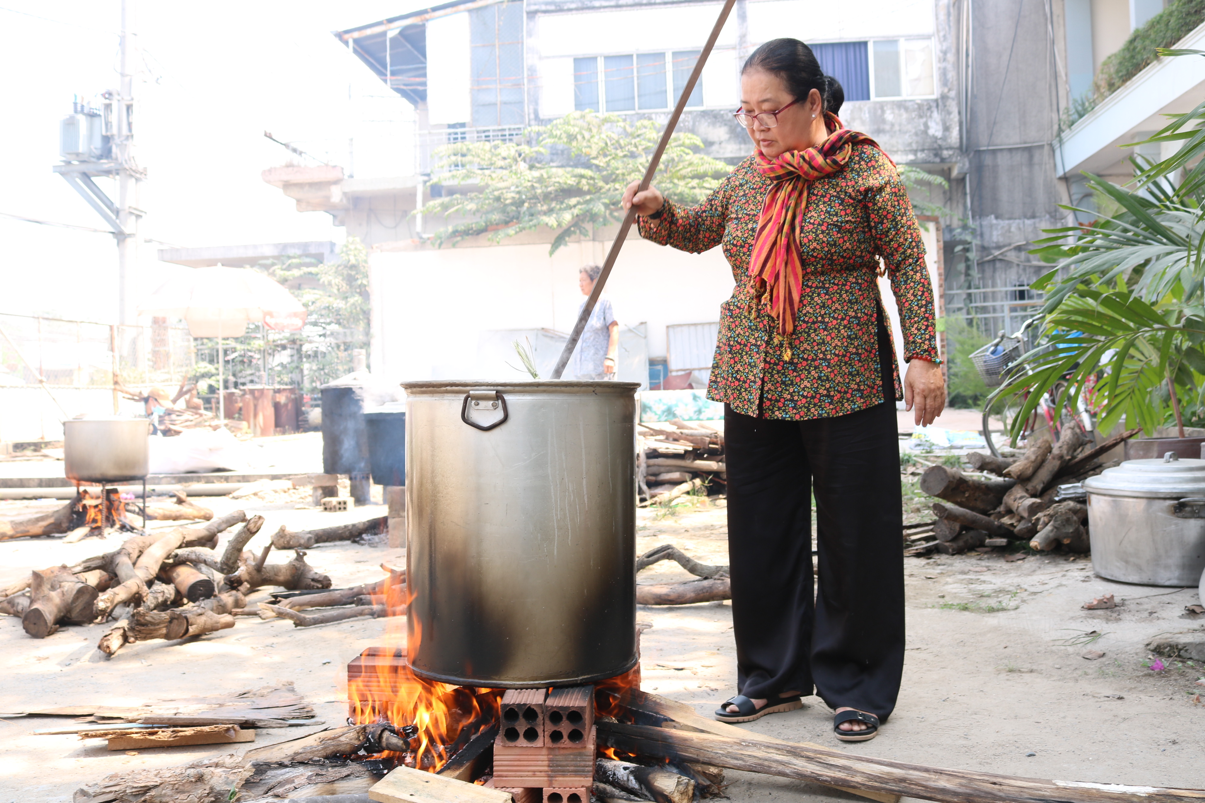Người già giữ Tết Dù hai gối đau buốt, dì Thủy vẫn