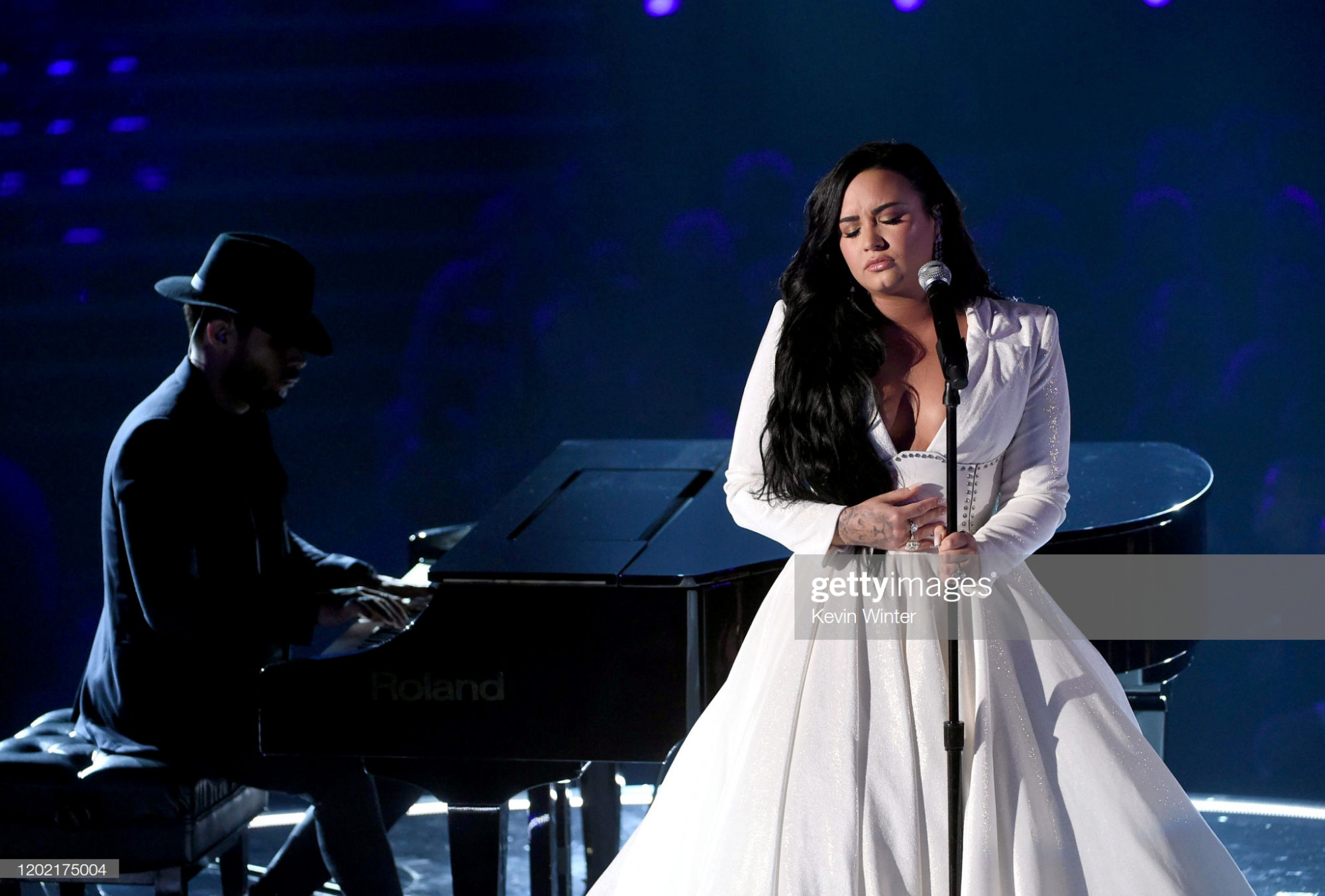Demi Lovato khóc nức nở trên sân khấu Grammy Demi Lovato trên sân khấu Grammy