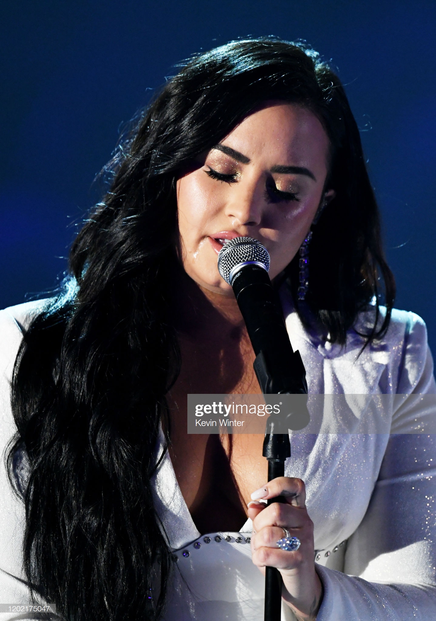 Demi Lovato khóc nức nở trên sân khấu Grammy Nữ ca sĩ xúc động khi những giai điệu đầu tiên được cất lên
