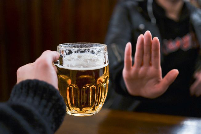 Không bị ép rượu bia, chưa tết nào sung sướng như tết này Nhờ có Nghị định 100 mà tôi có cái cớ để từ chối uống rượu bia khi đi chúc tết. Ảnh minh hoạ