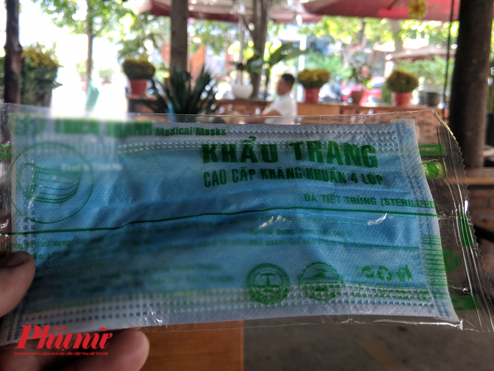 Đeo khẩu trang để ngừa virus corona, phải đúng cách thì mới có hiệu quả Một loại khẩu trang y tế 4 lớp, dễ tìm mua với giá khoảng 1.000 đồng/cái