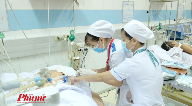 Đeo khẩu trang để ngừa virus corona, phải đúng cách thì mới có hiệu quả Điều dưỡng chăm sóc cho bệnh nhân tại BV Bệnh nhiệt đới TP.HCM cũng chỉ mang khẩu trang y tế