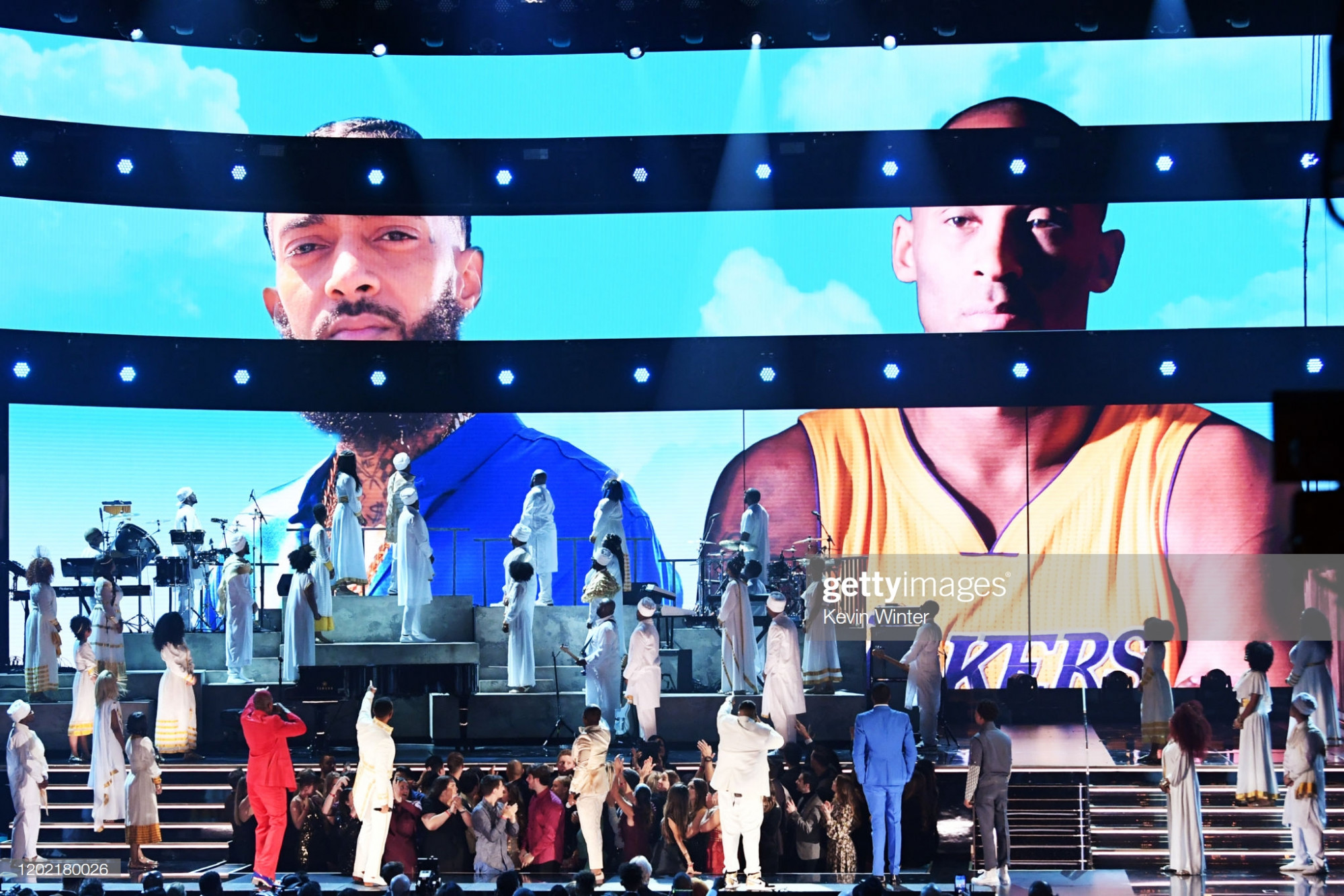 Grammy 2020: Hậu bê bối gian lận, giải thưởng vẫn gây tranh cãi Grammy 2020 tưởng nhớ 2 người nổi tiếng rapper và huyền thoại bóng rổ