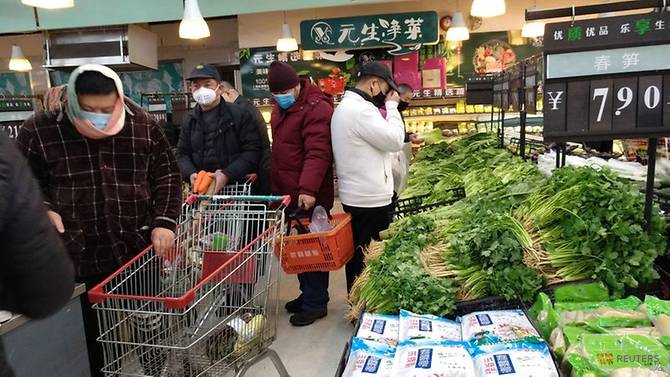 Hồng Kông chặn mọi du khách từ tỉnh Hồ Bắc, Thủ tướng Trung Quốc đích thân đến Vũ Hán Người dân Vũ Hán mua sắm tại một siêu thị hôm 27/1.