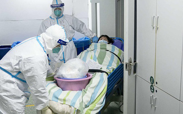 Mẹ con tôi cố thủ trong nhà vì sợ virus corona Hình ảnh được cho là từ một bệnh viện tại Vũ Hán. Thực sự nó khiến tôi sợ hãi.