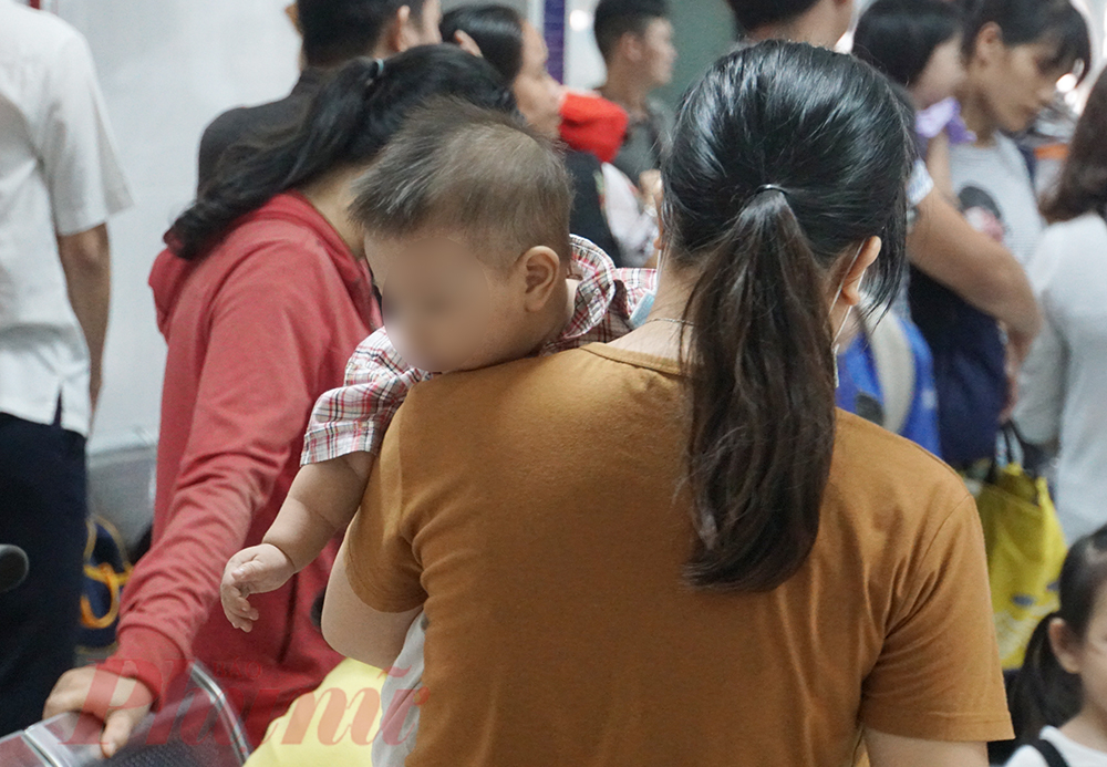 Nhiều cha mẹ đưa con đến bệnh viện khác, 'né' Nhi Đồng 2 dù bé gái người Trung Quốc không nhiễm virus corona Nhiều phụ huynh lo lắng khi đưa con đến Bệnh viện Nhi Đồng 2 khám bệnh.