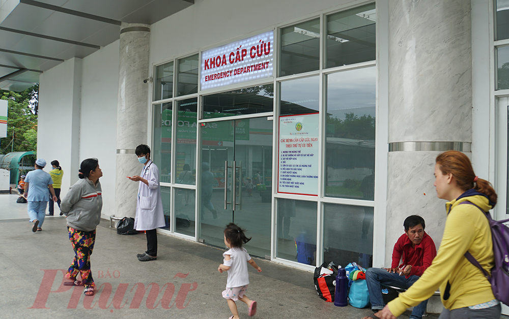 Nhiều cha mẹ đưa con đến bệnh viện khác, 'né' Nhi Đồng 2 dù bé gái người Trung Quốc không nhiễm virus corona Những phụ huynh có con đang điều trị ở khoa Cấp cứu cũng đứng ngồi không yên vì sợ virus corona.