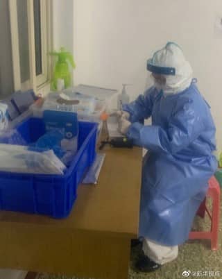 Nữ y tá trẻ giấu gia đình, xin hiến xác cho việc nghiên cứu virus corona Lý Tuệ (mặc đồ bảo hộ trong ảnh) chiến đấu không biết mệt mỏi với đại dịch virus corona