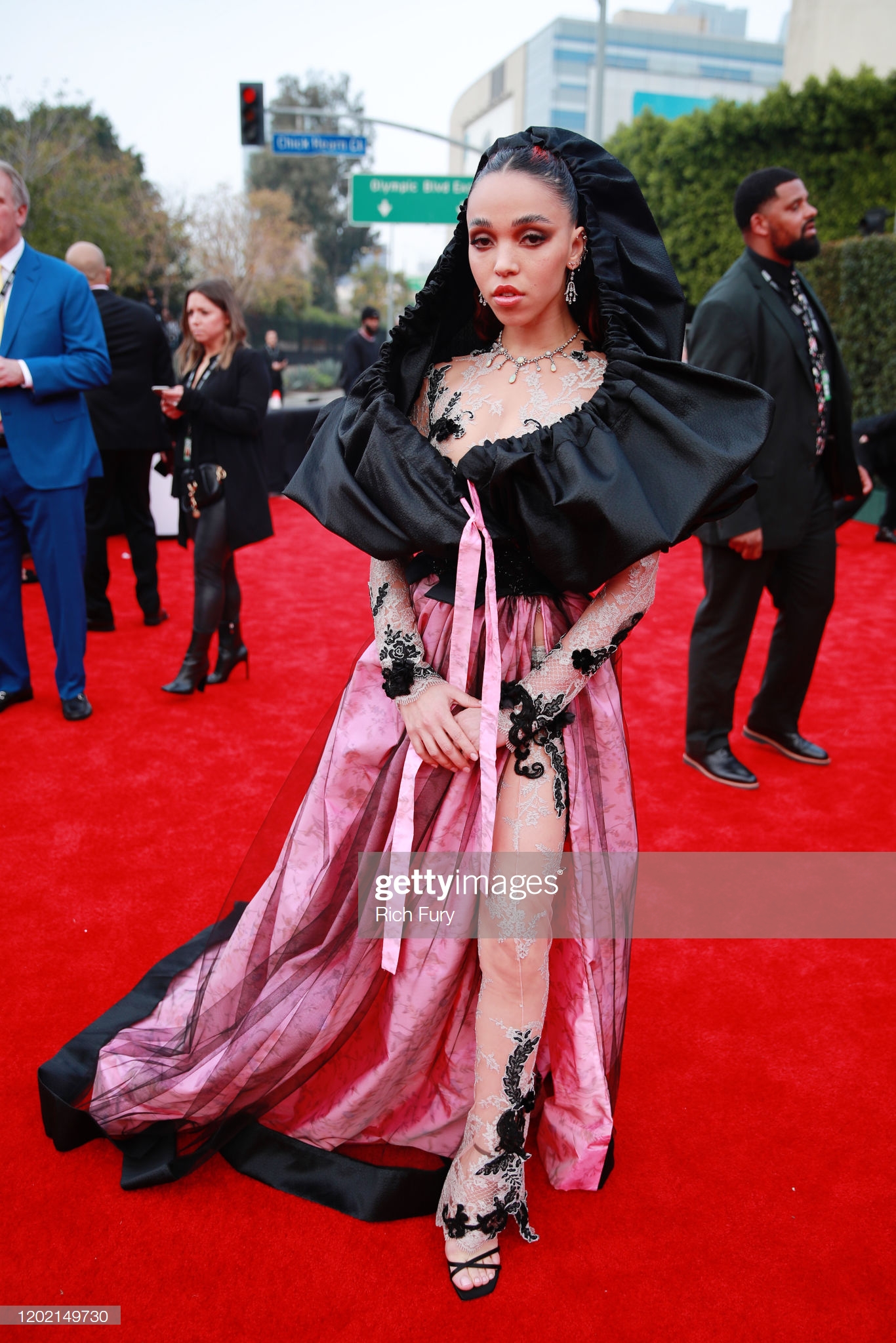 Thảm đỏ Grammy 2020: Thông điệp chính trị, trò lố và những bộ cánh đẹp FKA với trang phục rườm rà, quá nhiều chi tiết
