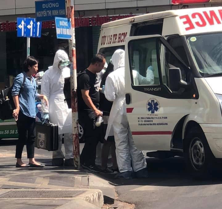 TPHCM kiểm soát khả năng lây lan virus corona như thế nào? Nhân viên y tế trong trang phục bảo hộ sẽ đưa người bị nghi nhiễm virus corona về thẳng phòng cách ly của 1 trong 4 bệnh viện tại TP.HCM