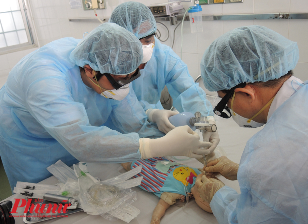TPHCM kiểm soát khả năng lây lan virus corona như thế nào? Hỗ trợ oxy cho một bệnh nhi nghi nhiễm virus Mers-CoV tại BV Nhi đống 1 trong tình huống giả định.