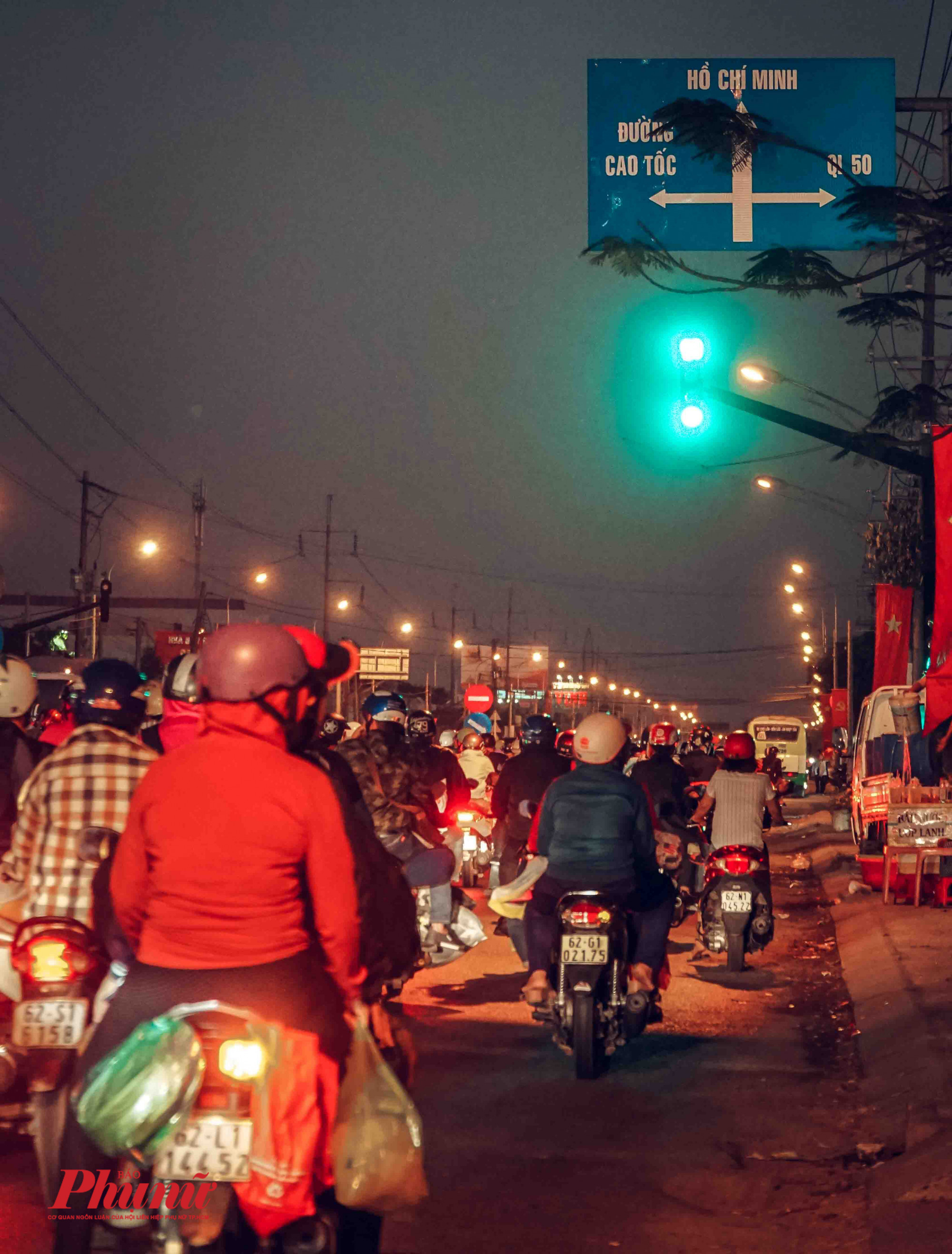 Ám ảnh kẹt xe, người miền Tây trở lại Sài Gòn vào Mùng 4 Tết gfds