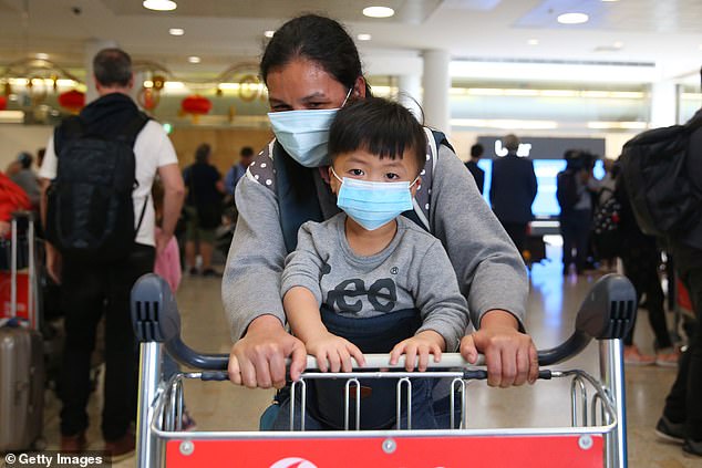 Nóng: 106 người thiệt mạng vì coronavirus, Trung Quốc hoãn học kỳ mùa xuân, Úc cách ly học sinh Trung Quốc Hai mẹ con hành khách từ Vũ Hán hạ cánh xuống sân bay Sydney, Úc.