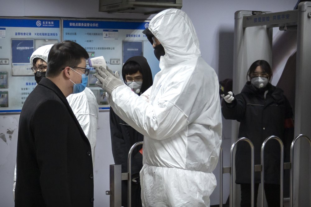 WHO nâng mức cảnh báo cho coronavirus, Mỹ đưa công dân từ Vũ Hán về vào ngày 29/1 Nhân viên y tế kiểm tra thân nhiệt một hành khách tại ga tàu điện ở Bắc Kinh.