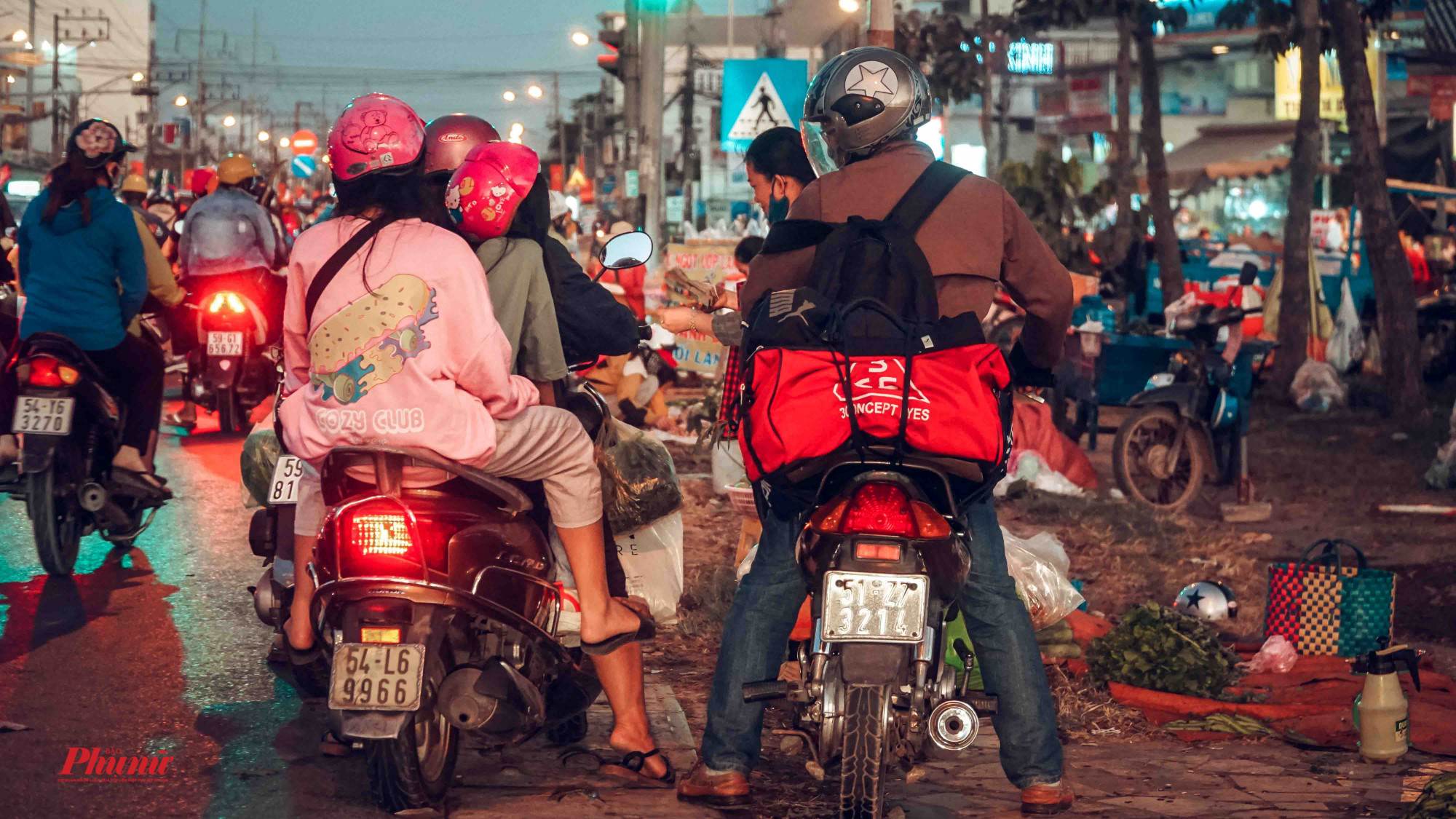 Ám ảnh kẹt xe, người miền Tây trở lại Sài Gòn vào Mùng 4 Tết Người dân nán lại mua rau củ quả trước khi tiếp tục chuyến đi