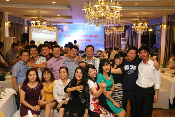 Tết này, tôi không đi họp lớp Đến tết, nhiều cuộc họp lớp được tổ chức nhưng không phải ai cũng vui vẻ khi tham gia. Ảnh minh hoạ