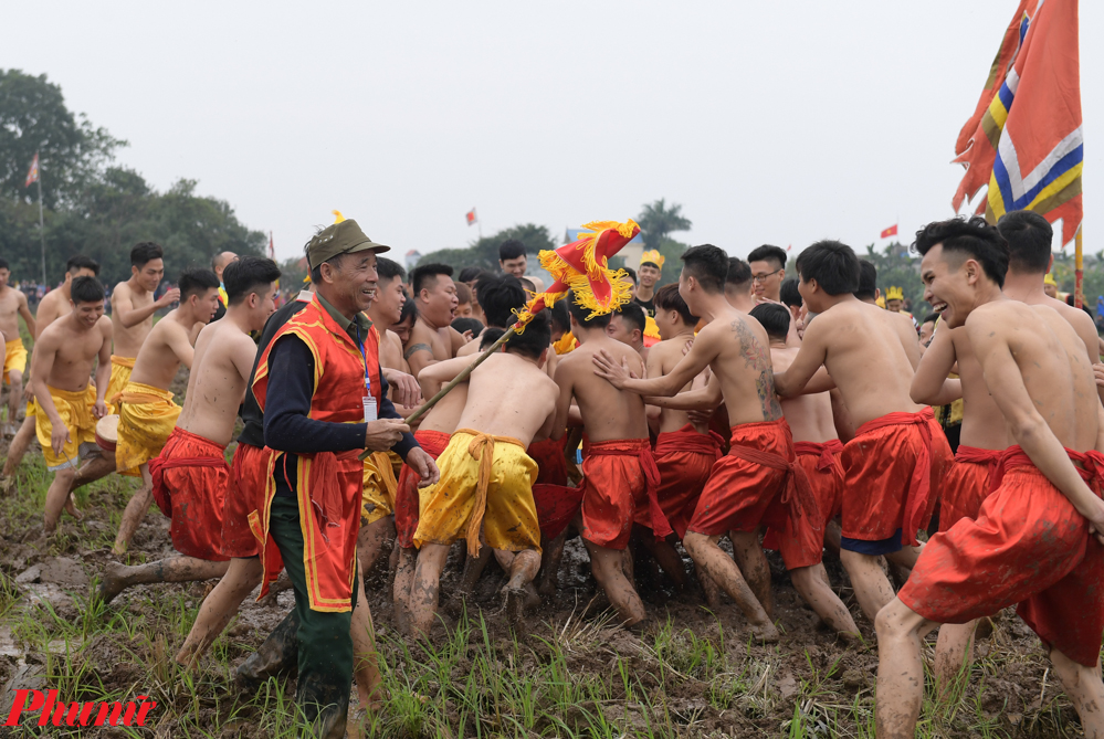 Trai làng Tuân Lục vục mặt, trầm mình trong bùn lạnh ở lễ hội 'cướp trái' Khi Ban tổ chức có hiệu lệnh xướng loa: Loa... Loa... Loa.../Đông, Tây, Nam, Bắc/Phiên đỏ, phiên vàng/Sẵn sàng kéo hàng xà “cướp Trái”... (kéo hàng xà là hình thức mỗi phiên biểu dương lực lượng của mình trước khi vào lễ cướp trái). Lệnh “cướp Trái” được vang lên bằng tiếng trống, đó cũng là lúc Trưởng ban tổ chức ném trái xuống để hai phiên cùng chơi cướp trái. Bên nào cướp được trái nhanh nhất là thắng cuộc.