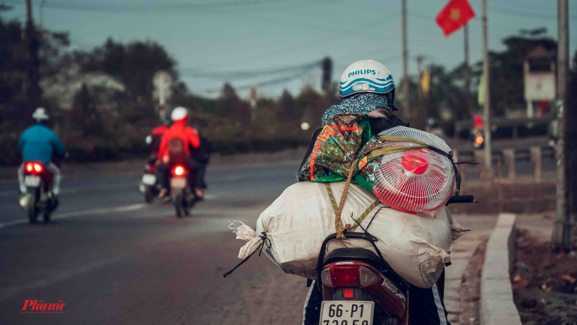 Ám ảnh kẹt xe, người miền Tây trở lại Sài Gòn vào Mùng 4 Tết Cồng kềnh đồ đạc