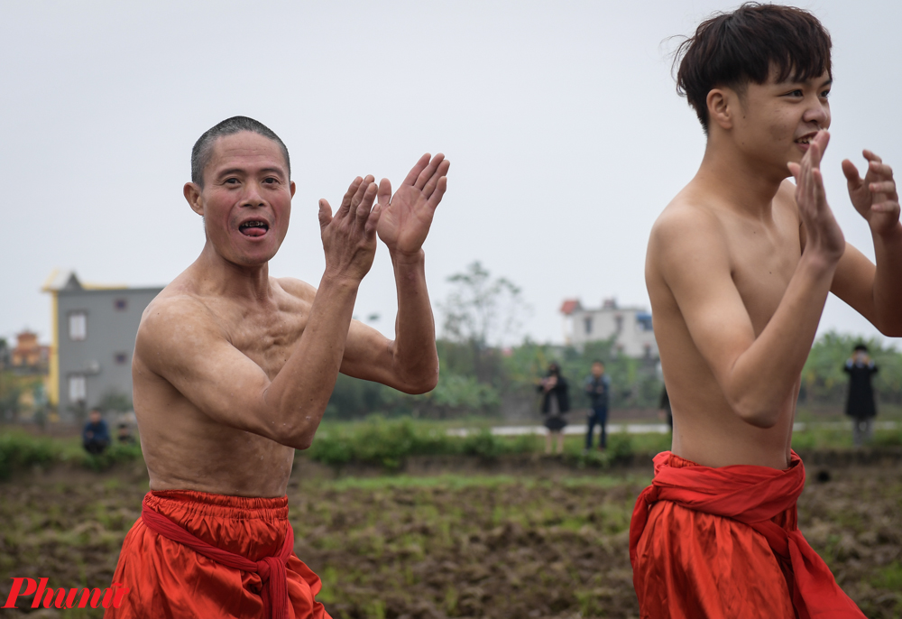 Trai làng Tuân Lục vục mặt, trầm mình trong bùn lạnh ở lễ hội 'cướp trái' Khi có hiệu lệnh của Ban tổ chức, 2 đội mới chạy ra. Trên sân bãi chơi, người dân trong làng rước kiệu ra chọn lò cái. Khi chọn được lò cái, Ban tổ chức cắm cờ đào hố, theo mỗi hướng đông và tây cách nhau 50m, mỗi phiên chơi sẽ tự đào hố lò con của bên mình. Hố của lò cái được Ban tổ chức tiến hành đào rộng, hình tròn hàm ếch, sâu 60cm.