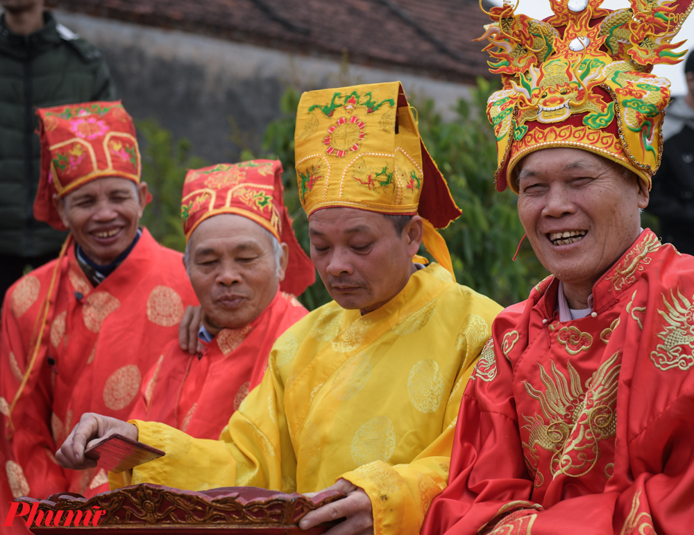 Trai làng Tuân Lục vục mặt, trầm mình trong bùn lạnh ở lễ hội 'cướp trái' Lễ hội diễn ra với nhiều nghi thức như: Dâng hương, tế lễ, đặc biệt là trò chơi dân gian “cướp trái” thể hiện tinh thần thượng võ, tri ân công đức của Thành hoàng làng.