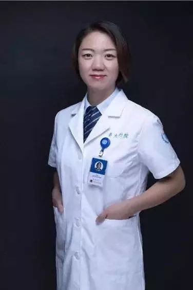 Nhận tin nhắn 'Vũ Hán cần bạn', nữ bác sĩ từ biệt con gái nhỏ xông vào vùng dịch Nữ bác sĩ Tần Văn